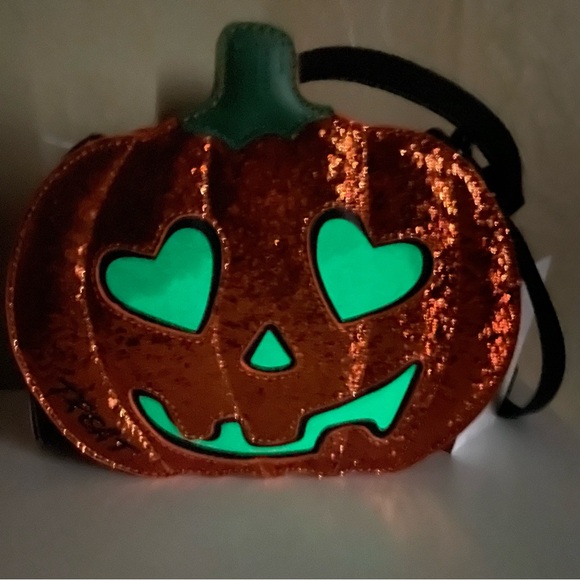 NWT Betsey Johnson Glow In The Dark Halloween Pumpkin Purse - Picture 13 of 14